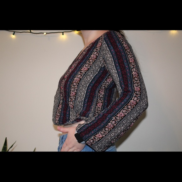 Flared sleeve patterned top - Picture 2 of 2